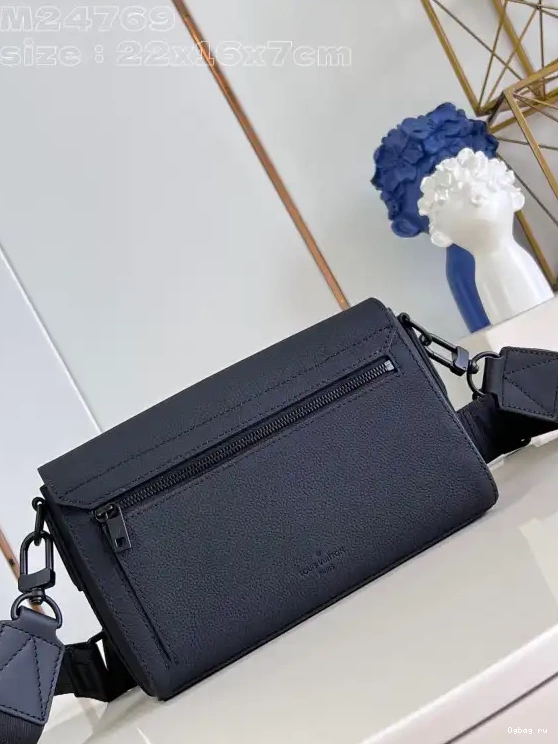 LOUIS VUITTON Messenger Takeoff PM-22*16.5*7CM 0428